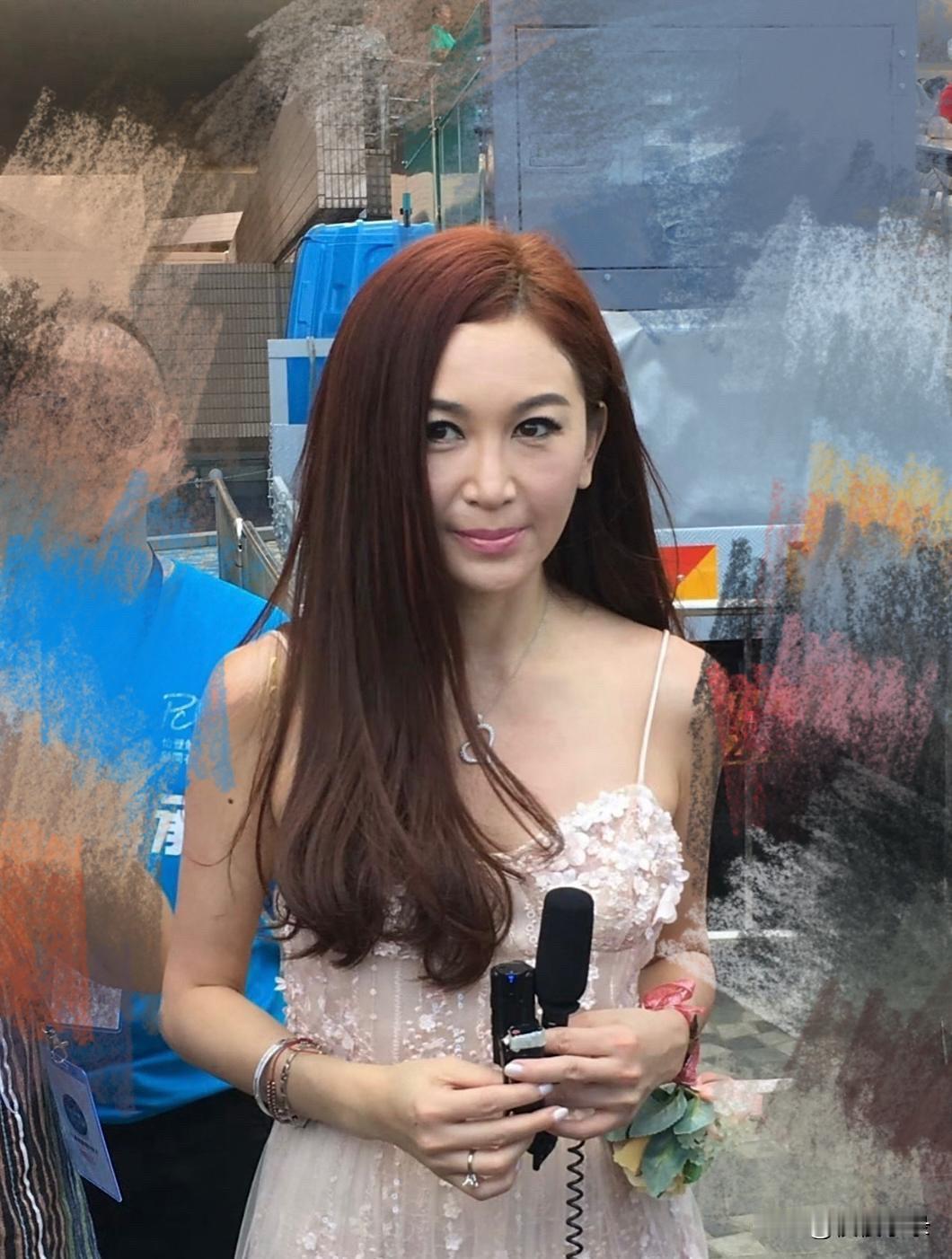 不生孩子还过着衣食无忧的生活，生图状态下的温碧霞真的一点儿也不嫌老。要知道她马上