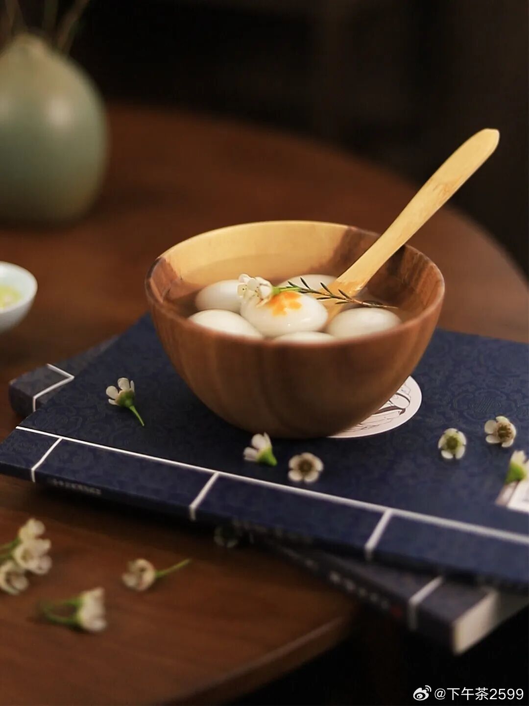 正月十五元宵节，春夜寒冷，但火树银花，喧哗与静谧同在，愿这一夜的灯火通明，许你圆