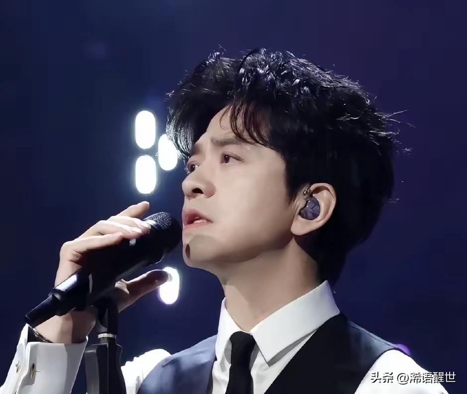 3月30日，因为单依纯演唱会上翻唱《李白》陷入版权纠纷，不少人翻出李健当年翻唱的