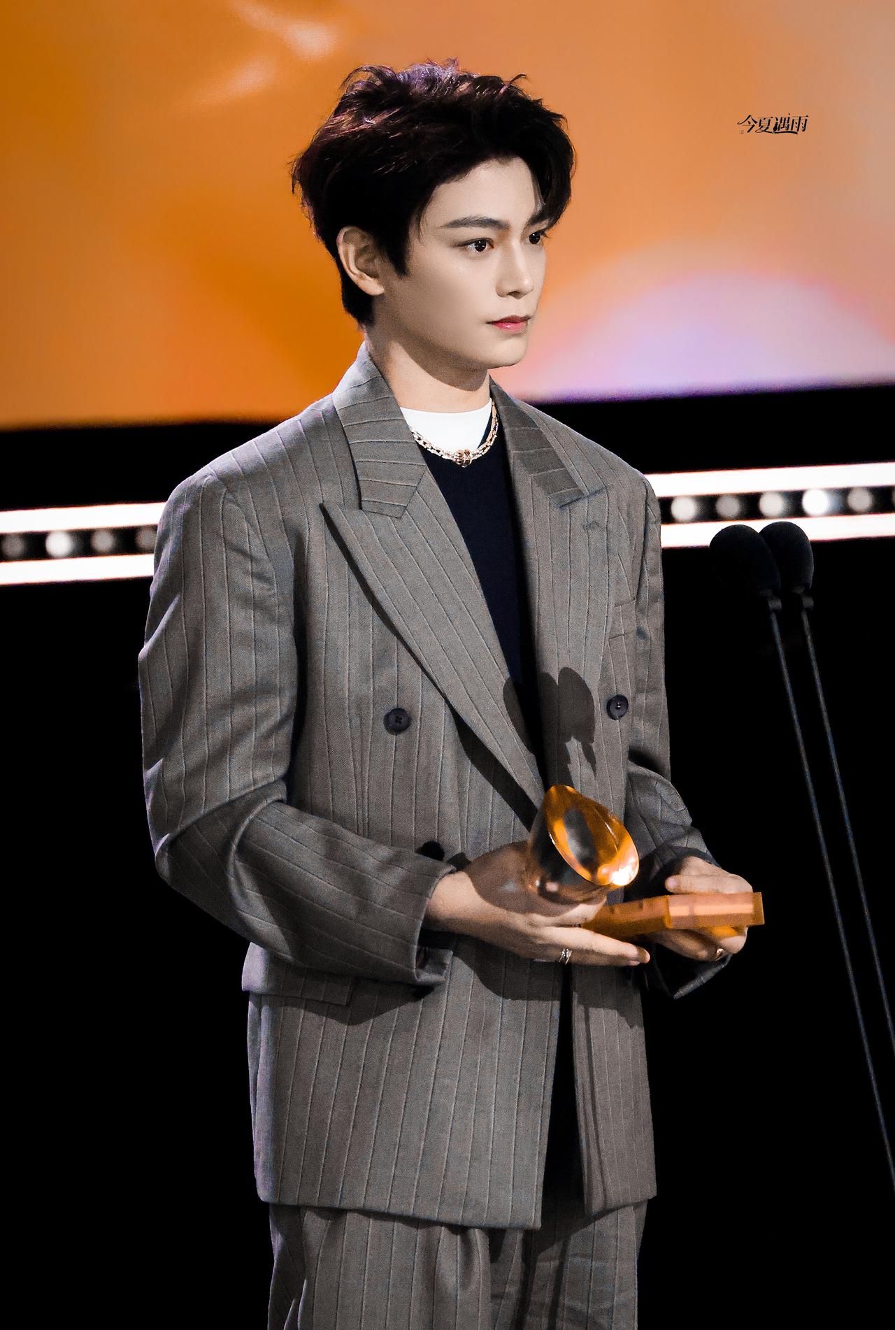 我知道你肯定会更好，会发光，会更明亮，这世界还有很多很多爱和美好想要给你，你是这