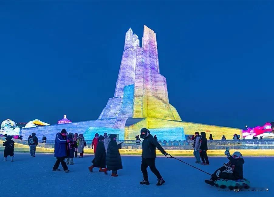 今天冰雪大世界的入园人数应该会再创新高，可能很多人都是冲着宝石老舅来的！

实话