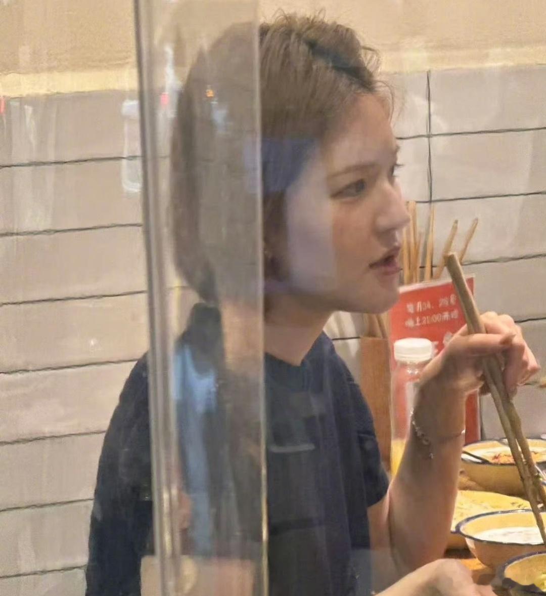 赵露思离开精致的妆造简直没法看 