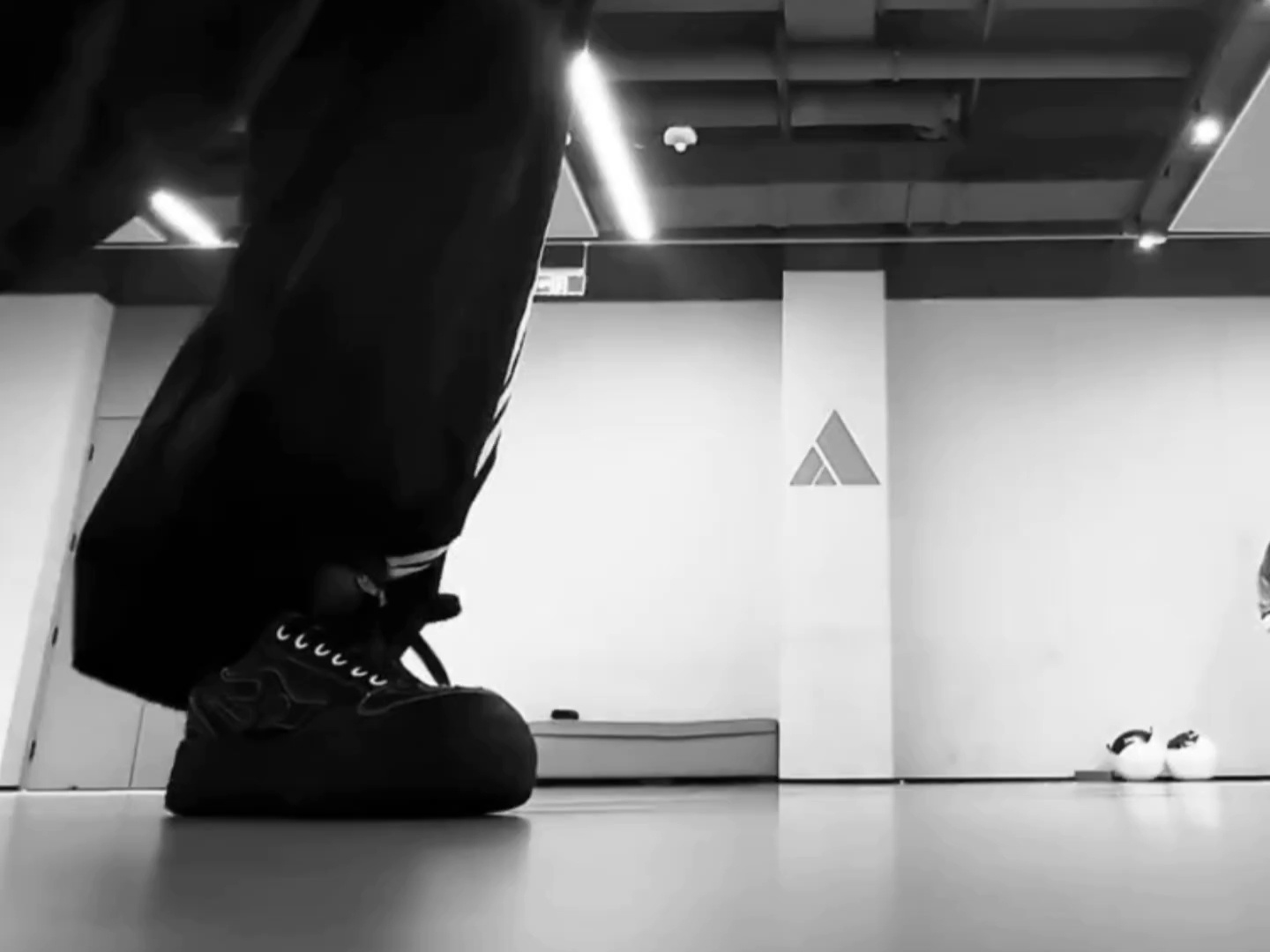 录完视频淡淡的走过来 然后声音轻轻的一句“差不多” 喝喝！！！又要把手机掉进床缝
