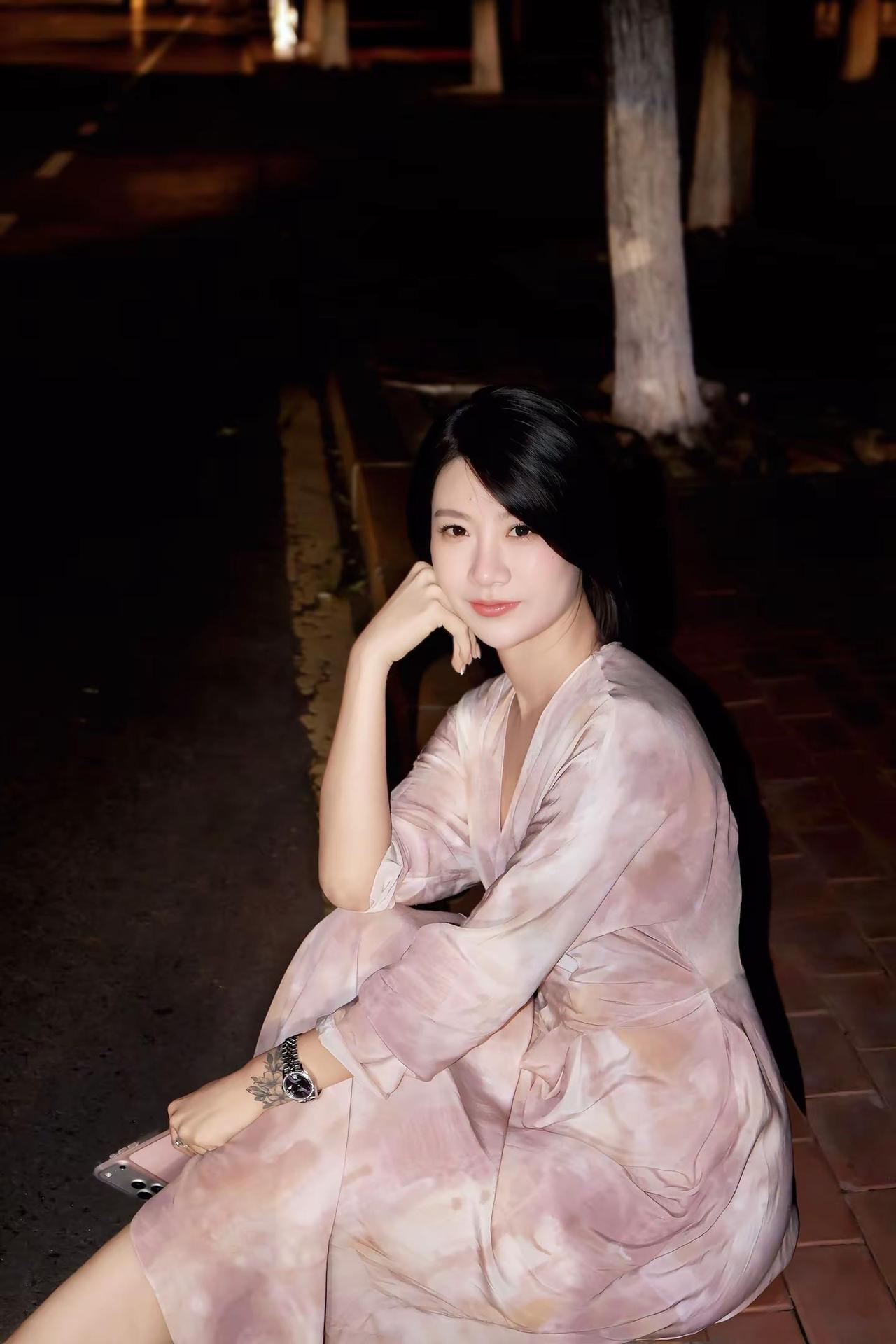 沉沦她的风情万种 破碎感美学 单身女老板 女人40 短发