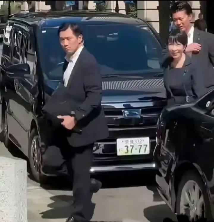 有人拍摄到高市早苗的座驾车牌号码是37—77。
    这是有某种政治象征意义呢