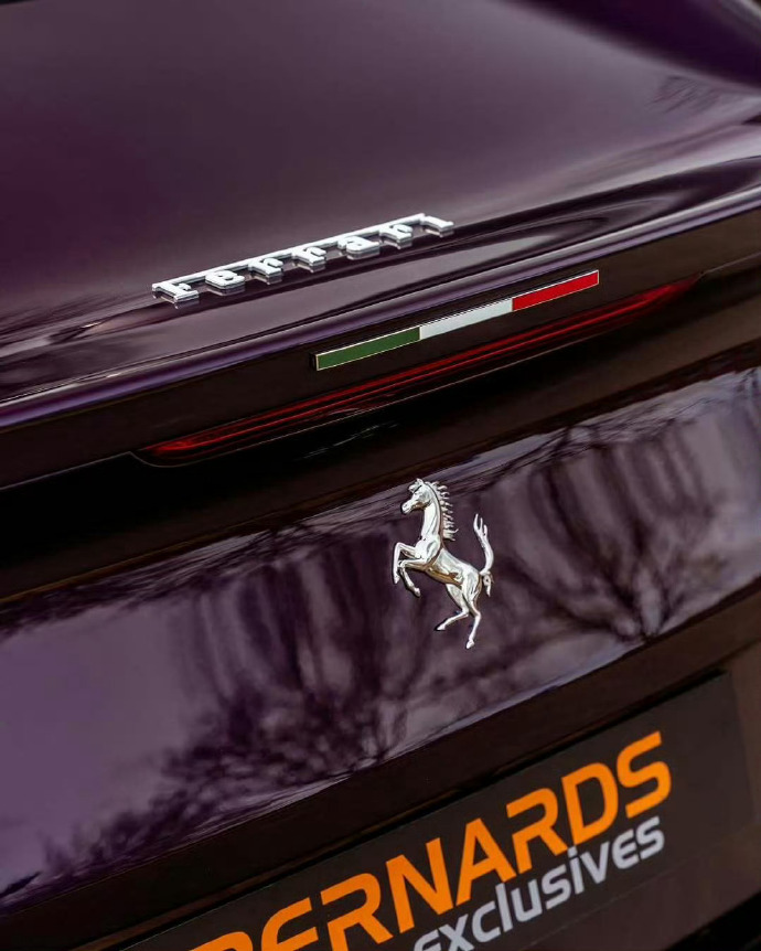 法拉利 812 GTS 简直是跑车界的王者！它搭载 65 度 V12 发动机，总