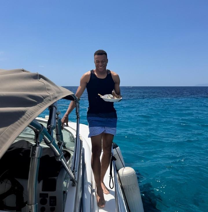 8月5日，这位足坛顶流球星难得主动打破沉默，没有晒训练、比赛，也没有谈足球，而是