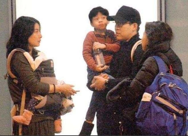 2018年，郭晶晶坐飞机回香港，在等车的同时，她将睡着的儿子抱在怀中，蹲在地上当