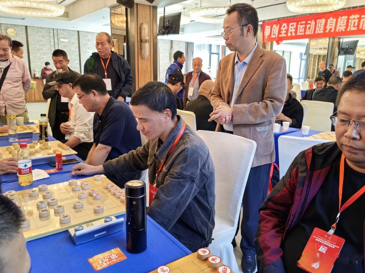 最近，象棋界的一场比赛引发了大讨论！特级大师李伟和周涛对决时，李伟在中盘阶段突然