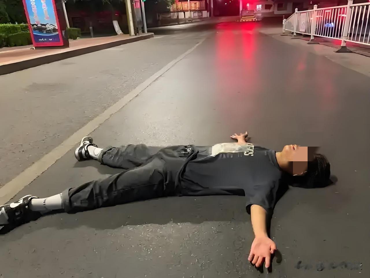 “讹天讹地讹空气！”辽宁鞍山，男子跟单位请假，说家里有事，单位批准。次日，男子被