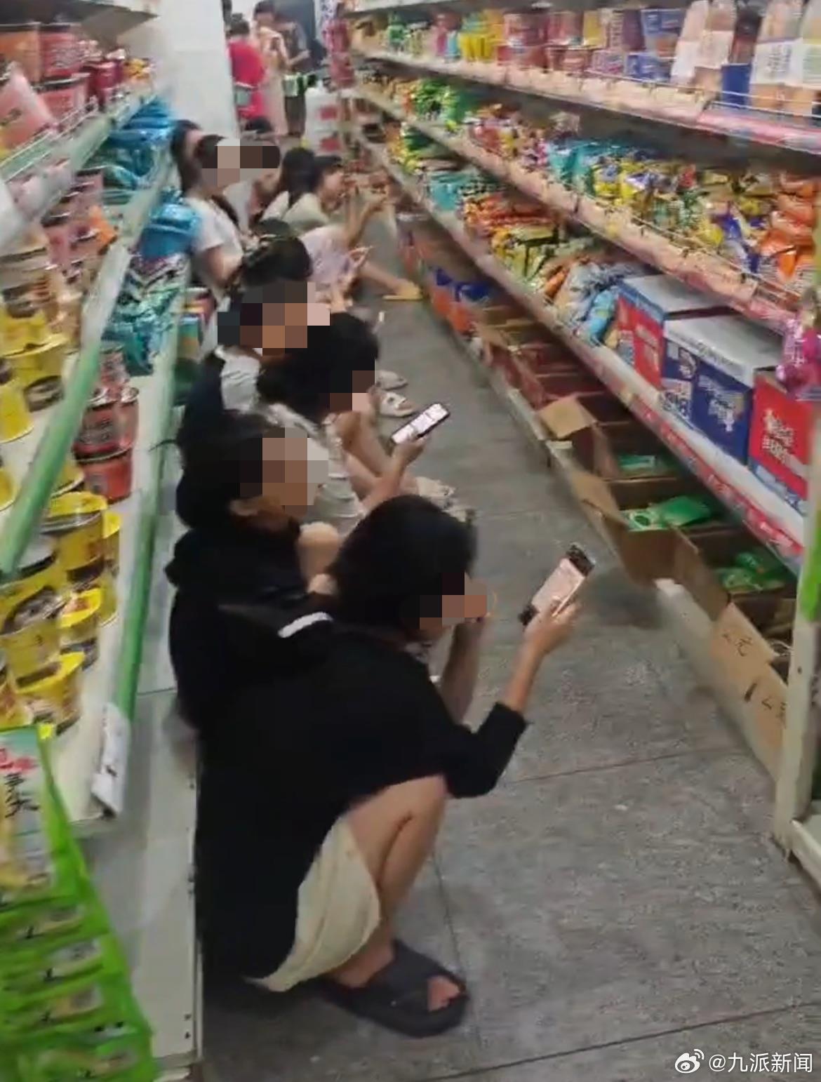 #烟台一高校宿舍无空调学生中暑送医#【#高校回应没空调学生中暑送医#：中暑学生身