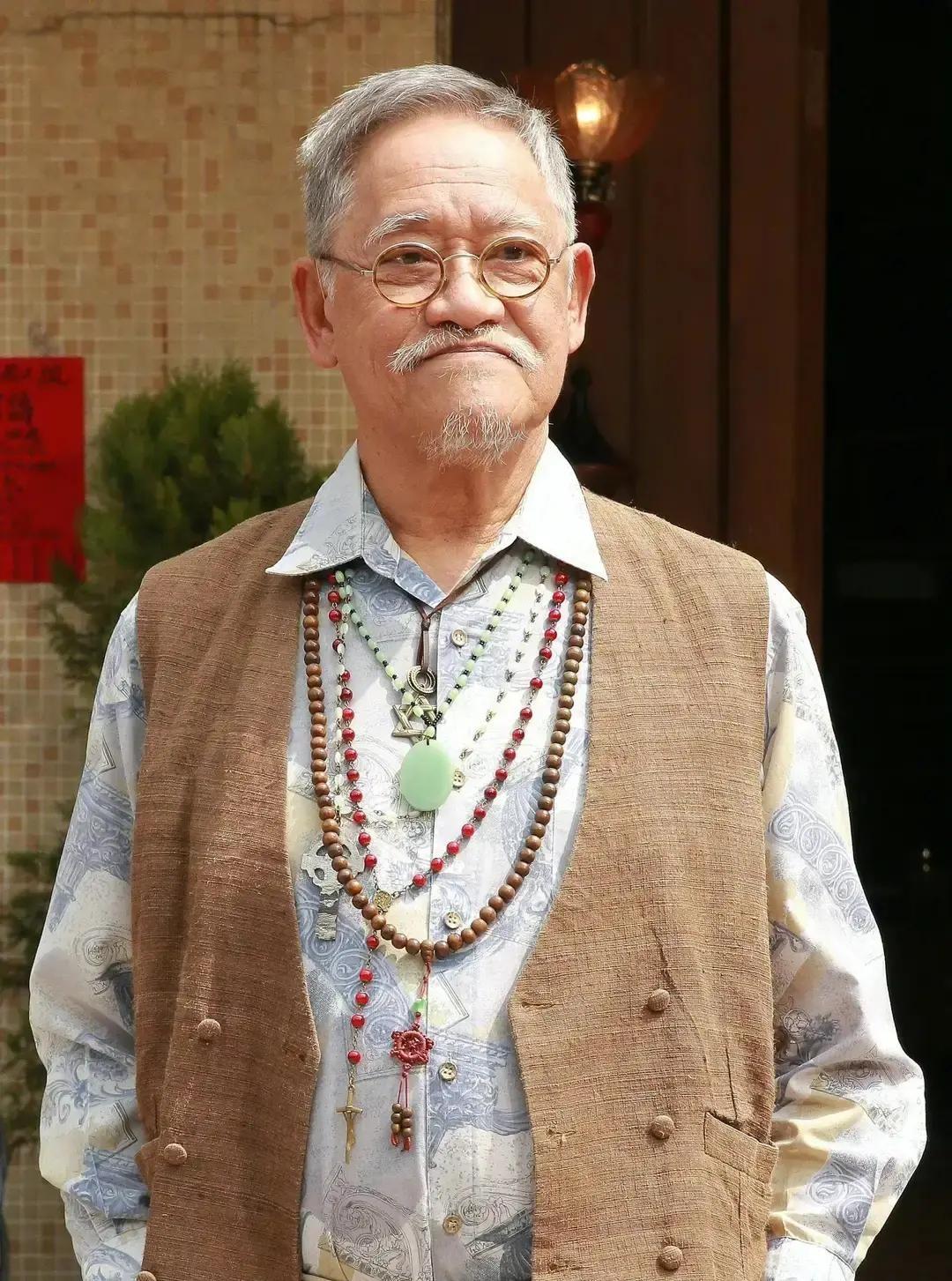 吴耀汉最后几年自己开车去洗肾，摔倒在浴室里，儿子电话那头说没空。
我刷到这条旧闻