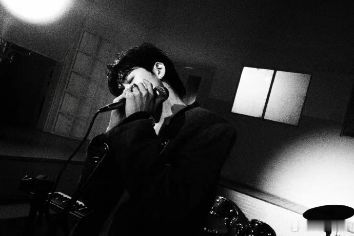 曾舜晞日出与绝望美得如出一辙曾舜晞新歌浆果港风大片 曾舜晞新歌浆果港风大片，曾舜