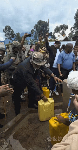 非洲老铁太想进步了，穿上了行政夹克，亲手给民众接水， 这作业抄得，服！
非洲 M