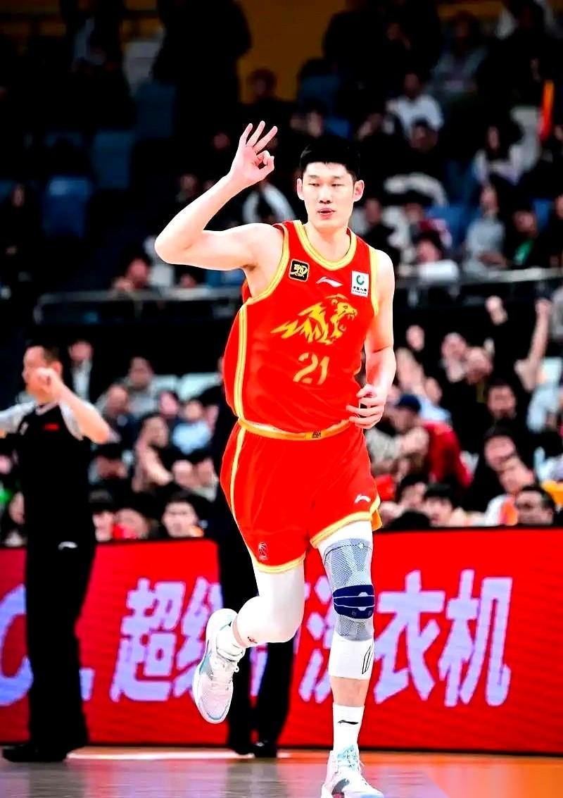 我跟你说个事儿，你可能都没注意。
CBA那个历史得分榜，王治郅的名字，马上就要被