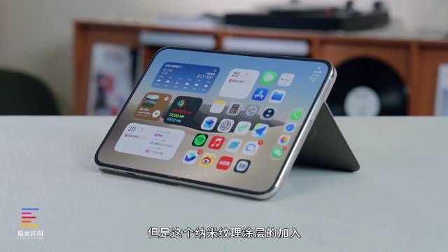 【#iPhoneDuo折痕真实体验#】等了7年，苹果终于拿出首款折叠屏iPhone。但折痕日常观感到