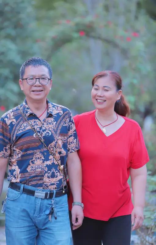 二婚老伴靠谱吗？这还真不好说。有人说二婚比原配好，经历过失败婚姻后更懂珍惜；也有