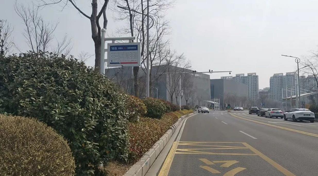 市民吐槽：响水县开发区行政服务中心、开元大酒店西侧北海路等路段多处公交站牌设置在
