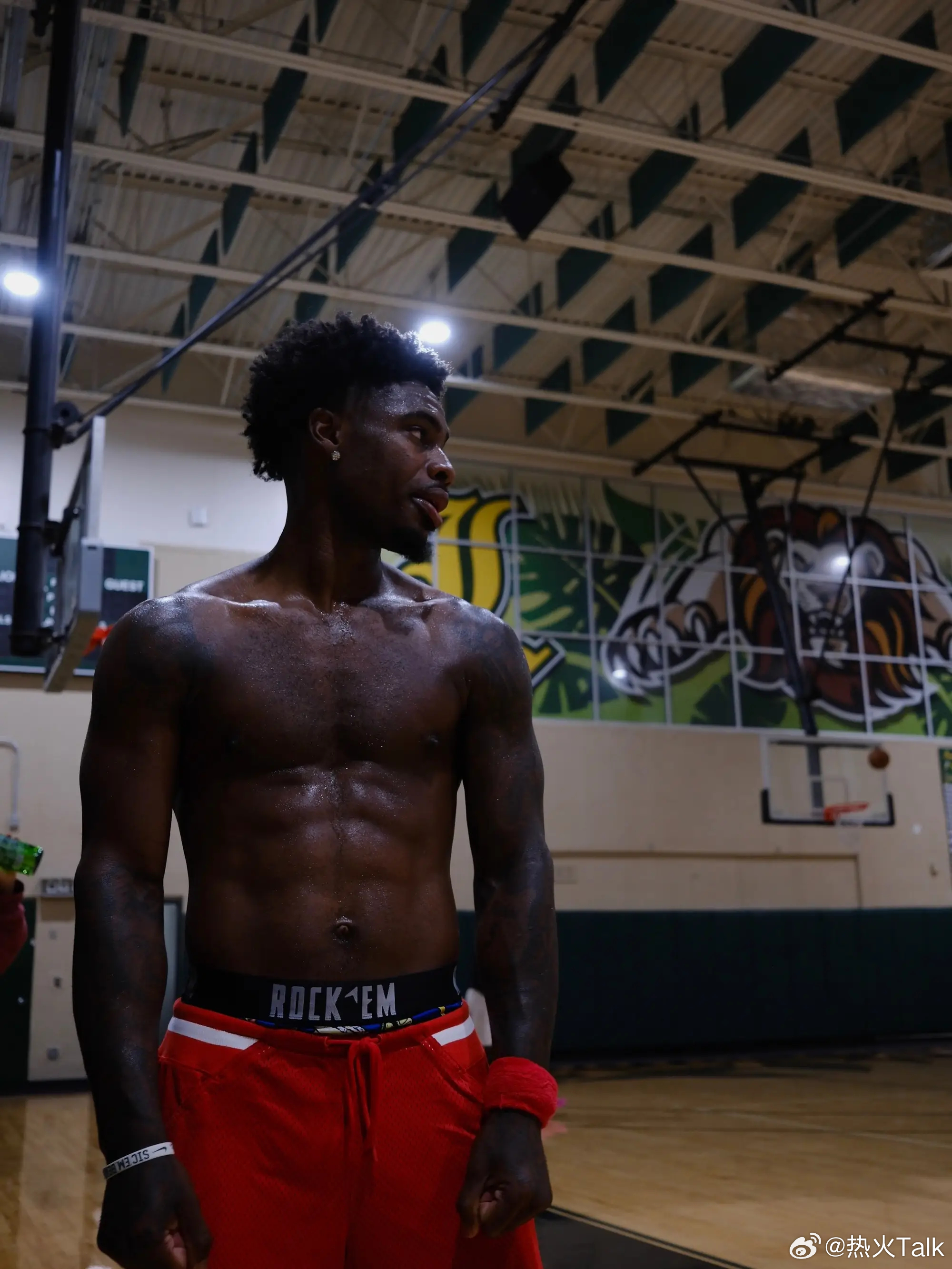 小米切尔晒和悟空的身材对比照与球迷分享nba迈阿密热火