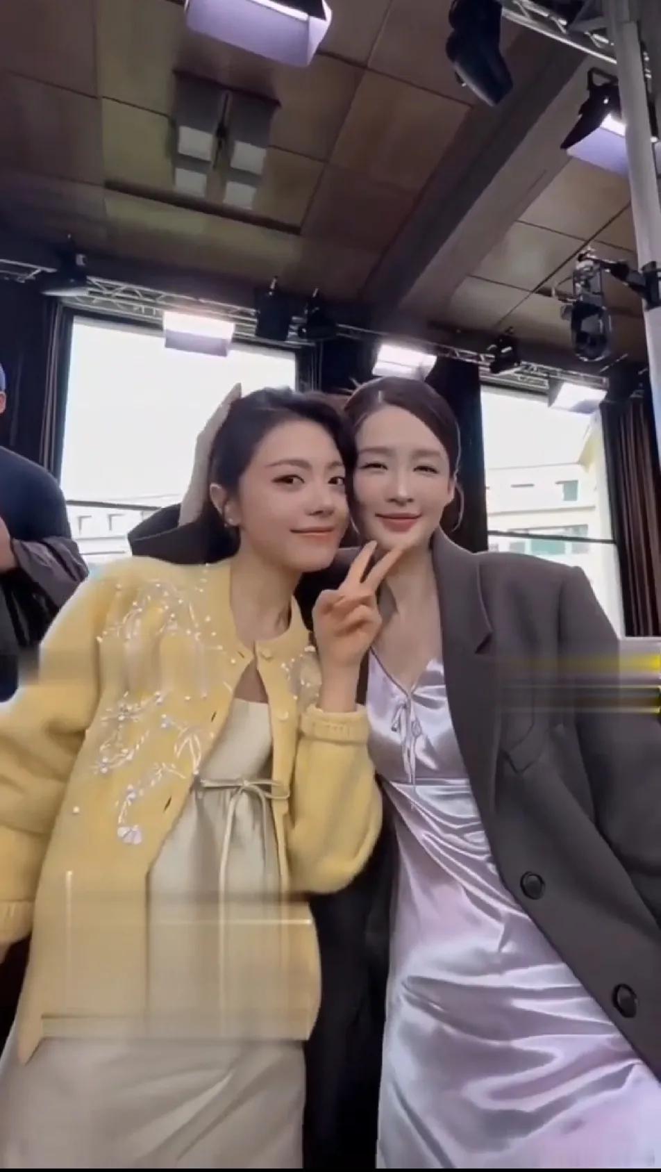 赵今麦和李沁合影真的好吃亏啊！麦麦很美很可爱，可是碰上李沁这巴掌大的小脸，赵今麦