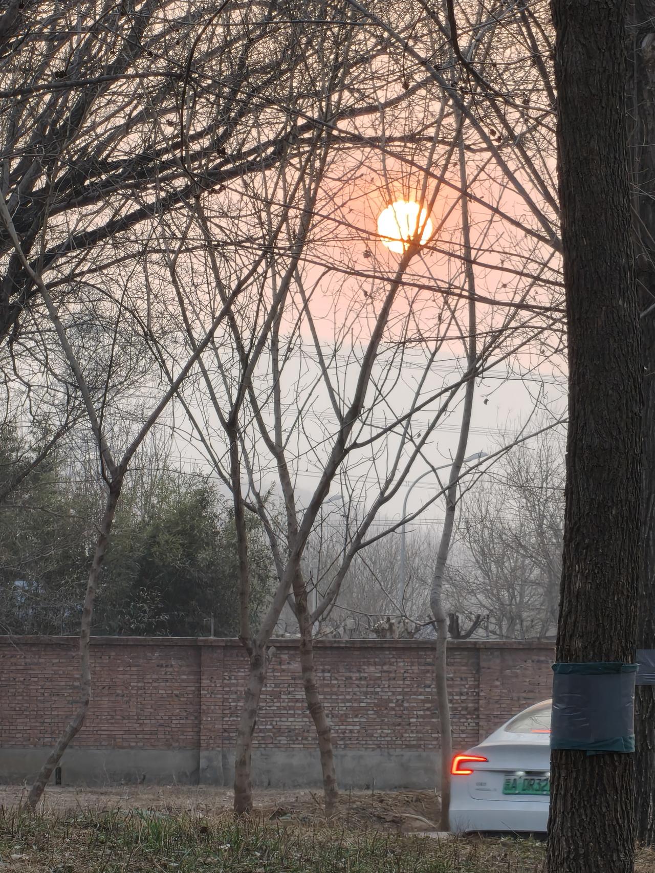 上联:天高悬日月，下联有请地暗掩黄昏
