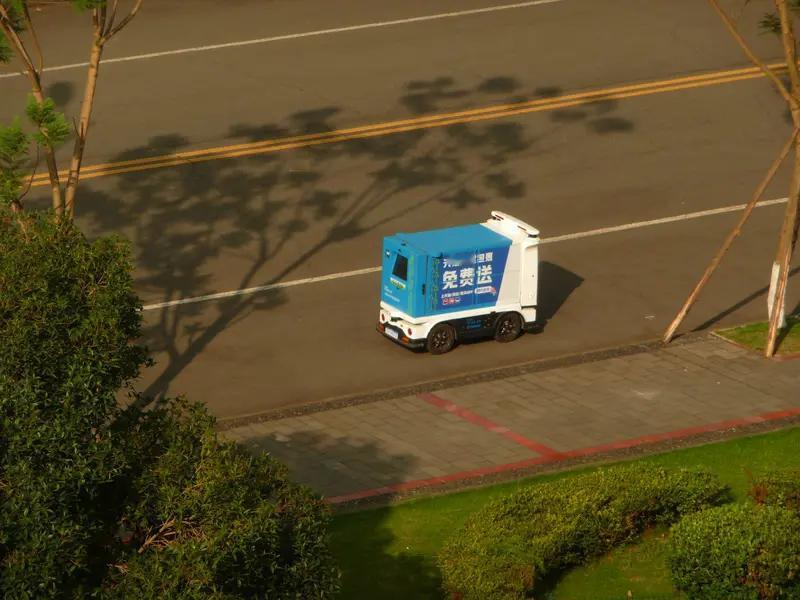 AI快速发展，港口无人化、矿山无人化、工厂黑灯化、出租车无人化、如今快递业也在加