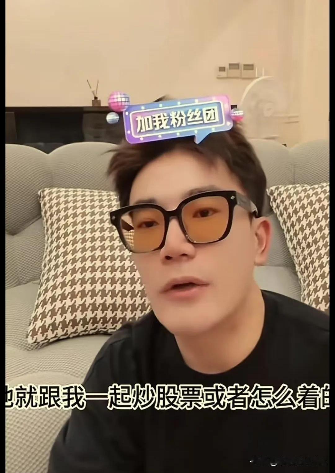 网友最近在二手平台扒出王政源出售的闲置物品清单，从三百块的蓝牙耳机到九成新的潮牌