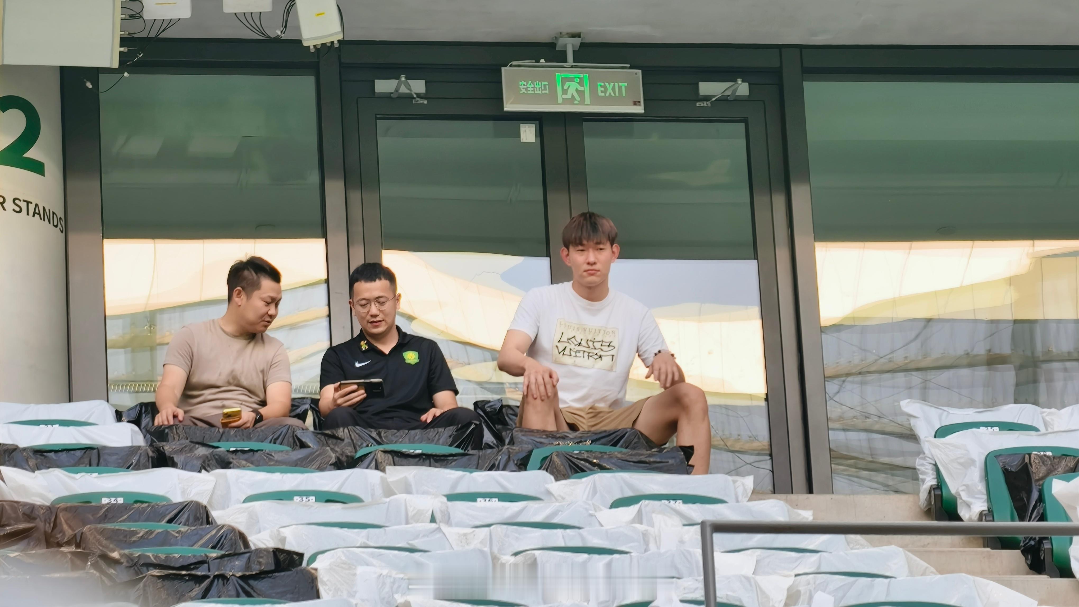 刚刚官宣的新援张健智现身工体 观看一线队踩场训练北京国安[超话] ​​​