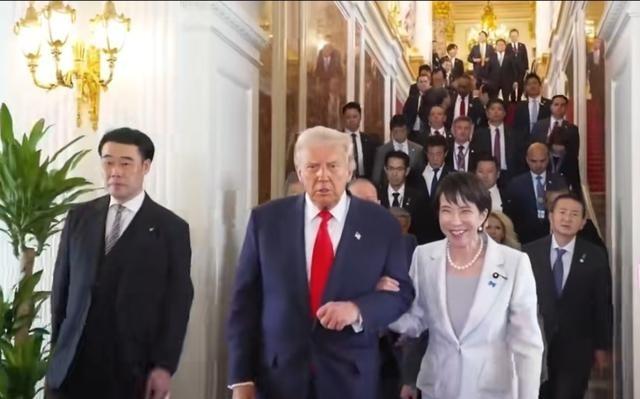 奇耻大辱，近日特朗普访问日本，与日本首相亲密引发关注，一国首相怎么能够这样子？国