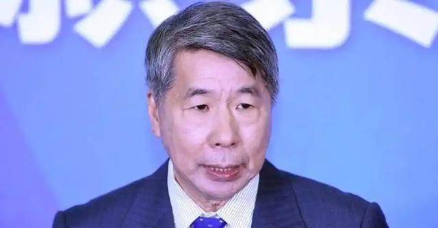 台媒有个明白人张亚中，中国很多人都没想到的，他却想到了，他说：大陆军演到底是冲着