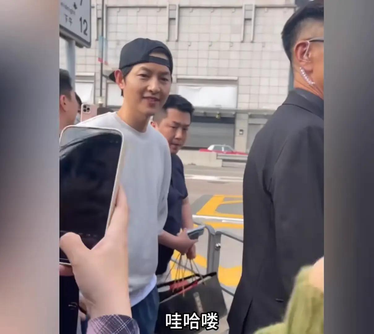 已经成未解之谜了，就是宋仲基为什么这么恨宋慧乔啊？
被路人说是“跟宋慧乔结婚的那