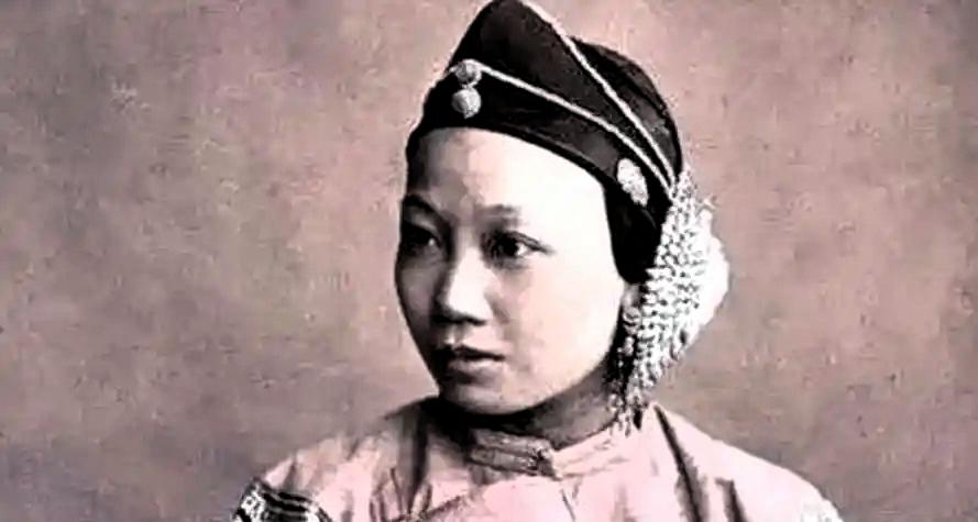 1901年，直隶总督袁世凯母亲去世，他回乡葬母。哪料，袁家族长袁世敦却厌恶的说：