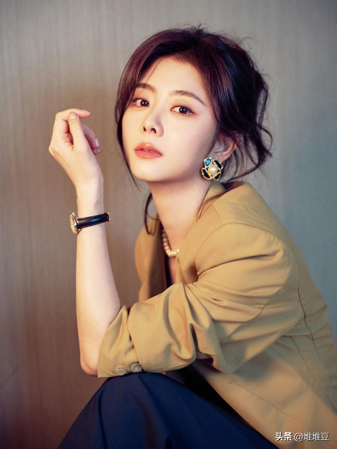 主持人直接灵魂拷问：“谭松韵，你会整容吗？”
谭松韵摇摇头，一句话戳破娱乐圈真相