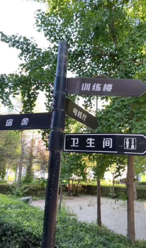 杨博文泡泡随手拍的放学怼脸镜头挺真实的，没有刻意摆拍，还特别青春帅气，喜欢报备又