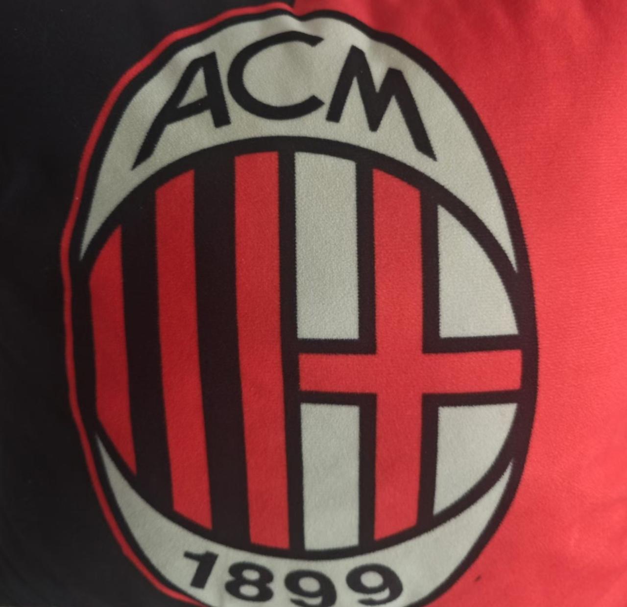 米兰球迷：只要拜仁不夺冠，我们就还是第二！
在利物浦和巴萨被淘汰出局之后，剩下的