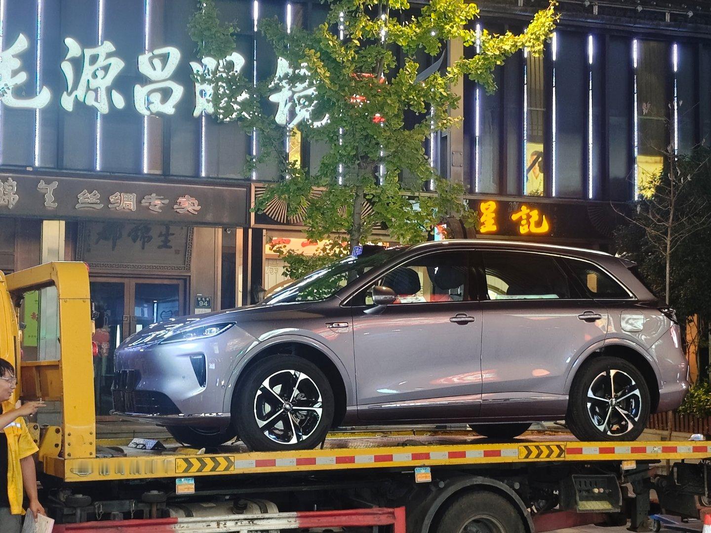偶遇尚界H5到货下板儿，明天这里应该就有展车了？  ​​​