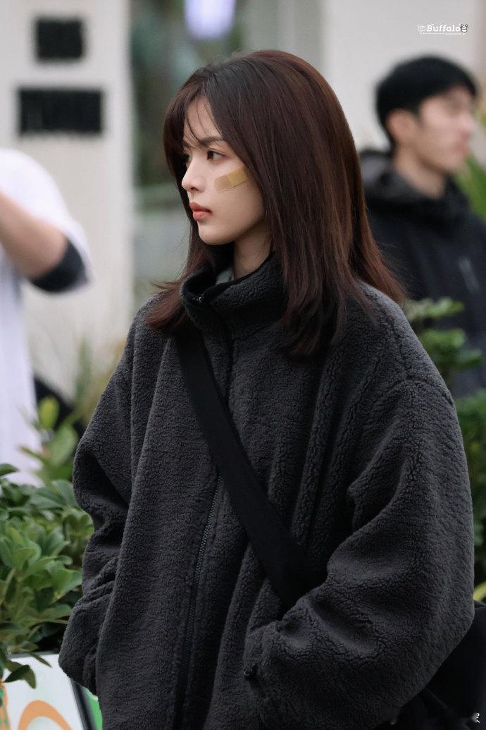 杨超越 代拍爆改站哥 代拍都忍不住沦陷的颜值！杨超越的路透图破碎感十足，连路人看