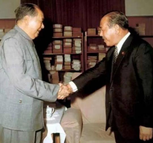 1970年，日本即将向中国履行1200亿美元的战争赔偿款，毛主席却大手一挥：这钱
