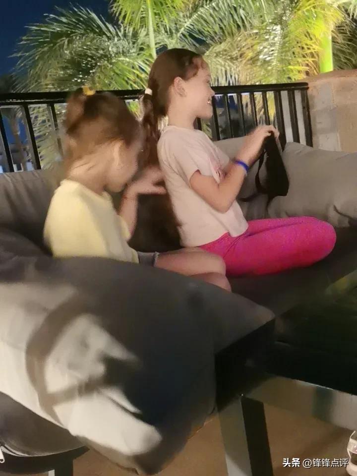 晚饭吃了，没事又坐在露天桌子上，有两个小女孩和两个外婆坐在旁边，我试图跟她们聊天