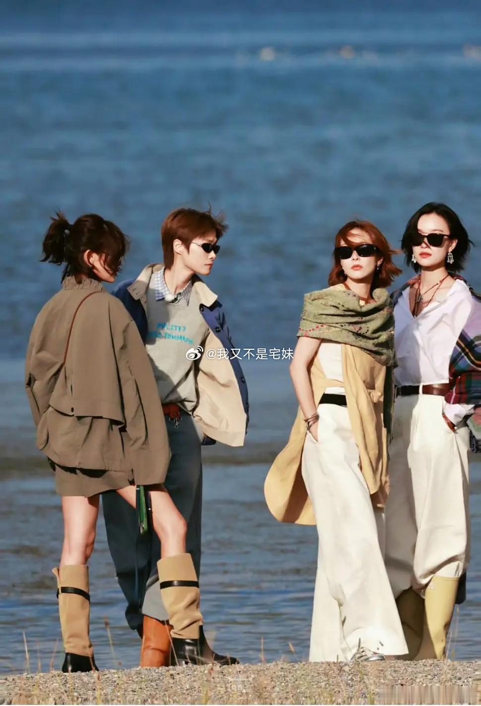 李宇春，倪妮，辛芷蕾，高叶她们四个好搭，四个女大佬，这张照片感觉真的好高级 