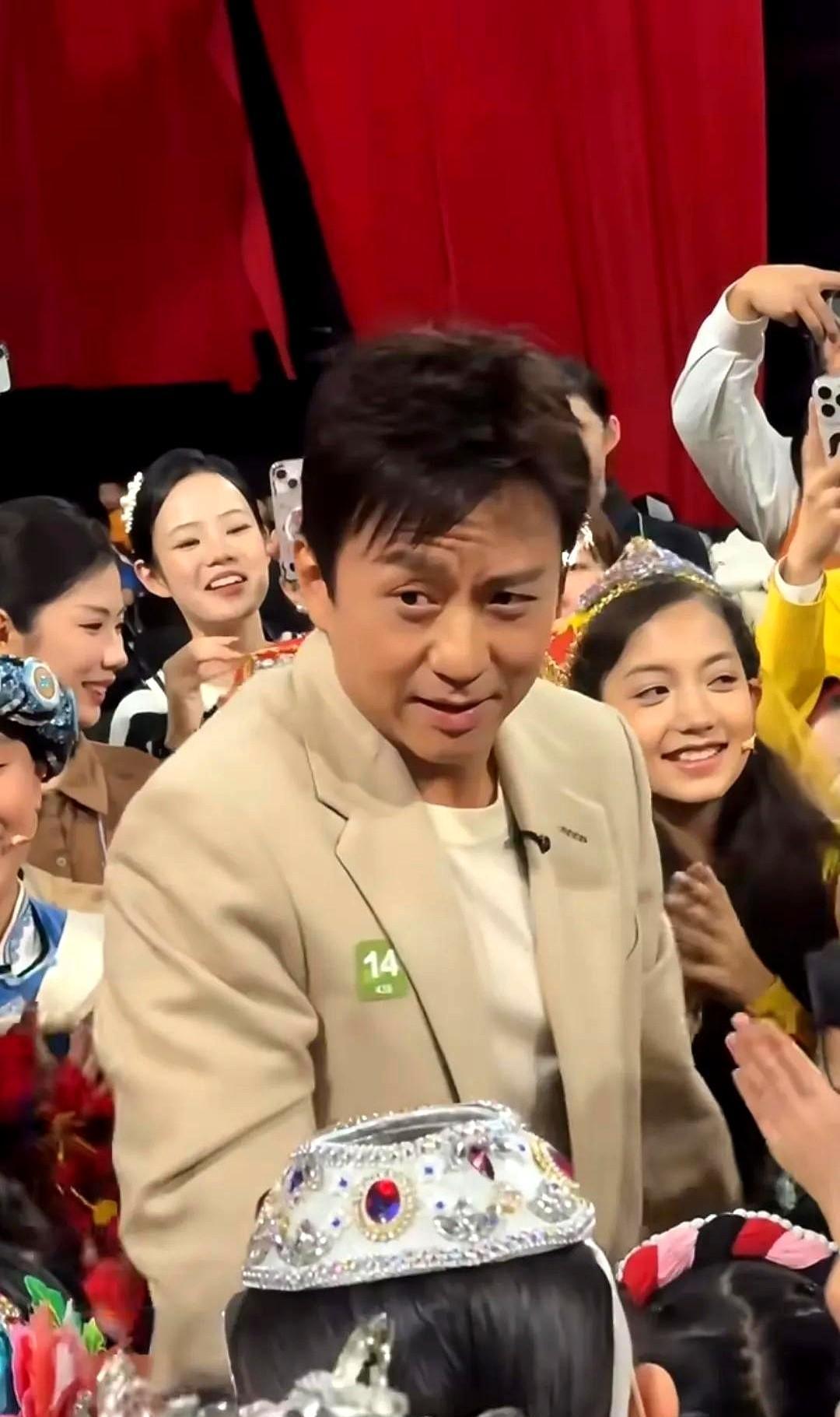 邓超累到骨头缝里都空了。
脸上没一点血色，眼皮打架，那倦意隔着屏幕都扎人。
一堆