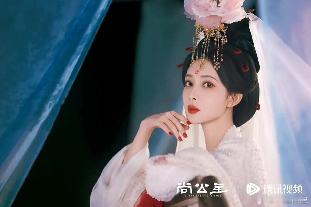 真的很像杨紫 这张尤其像国色里面的造型 ​​​