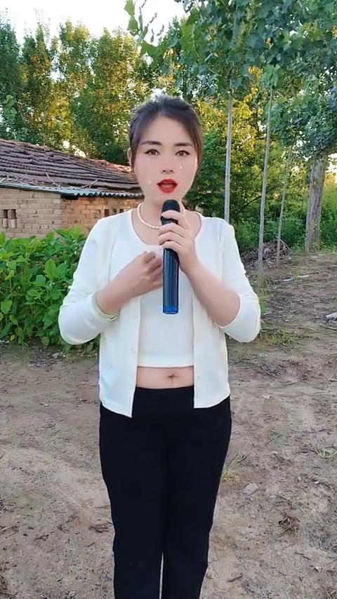 大家有听过他独唱吗？今天你们有耳福了。大家好，首先自我介绍一下，我是一个常年在外