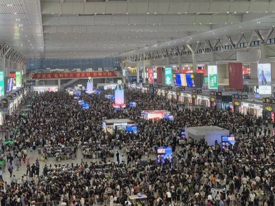 国庆中秋假期铁路累计发送旅客1.15亿人次，能跑的列车都上线运营，工作人员感叹：
