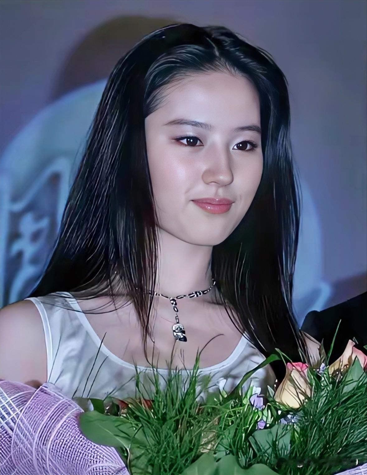 早期刘亦菲，浓密黑发泛着乌润光泽，苹果肌饱满膨润，无滤镜原生少女巅峰脸