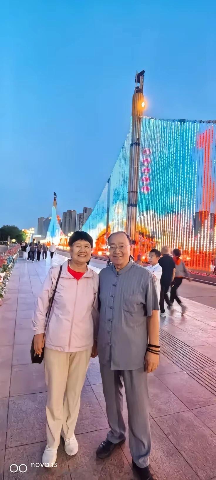 两情若是久长时，
心有灵犀一点通。
在天愿作比翼鸟，
在地愿作连理枝。