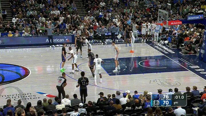 天呐，独行侠神射手汤普森再次显灵了！在今天独行侠主场迎战灰熊的比赛中，当时距离第