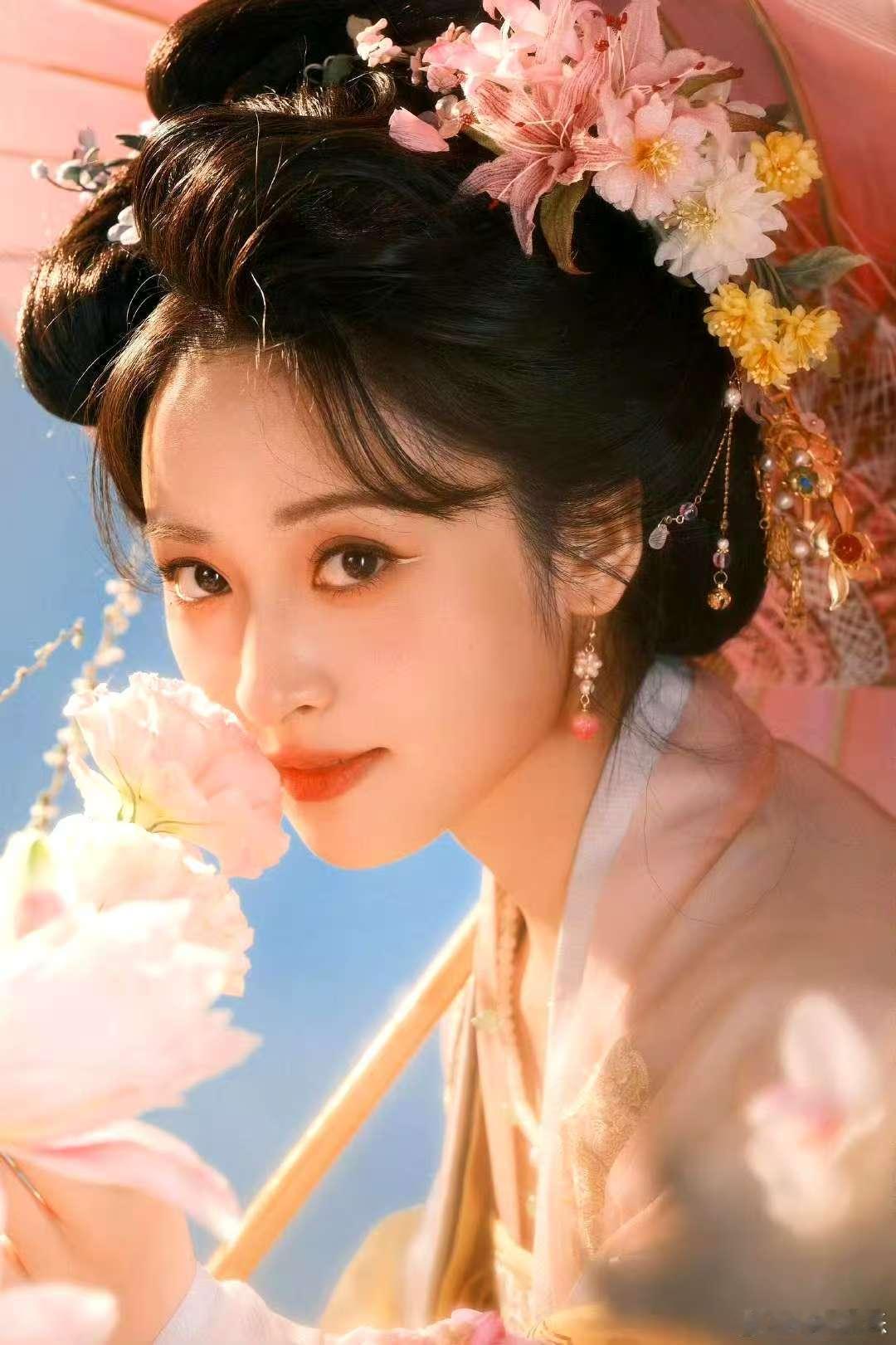  沈月唐装古风 沈月古风簪花写真 沈月这组古风簪花写真直接封神！穿上唐装的她，满