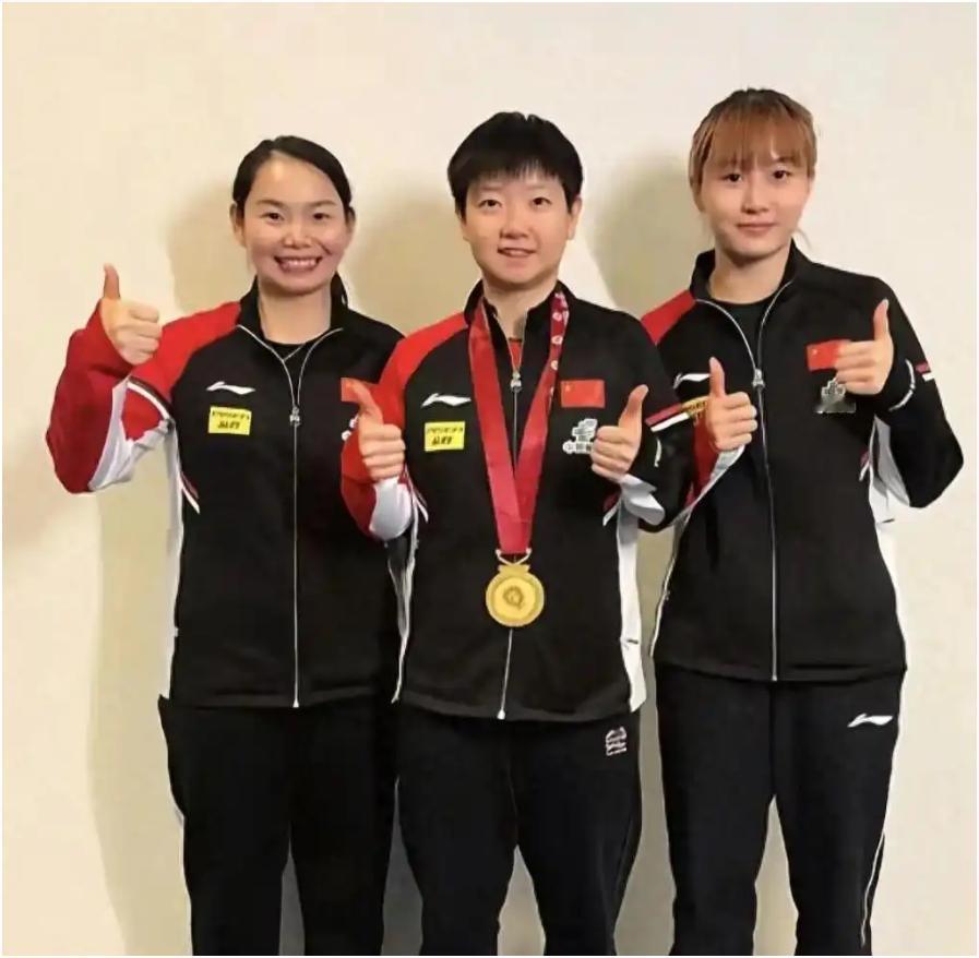 乒超联赛何卓佳再输两分，上海龙腾没能锁定胜利，被拖入决胜局。
第一盘：何卓佳/孙