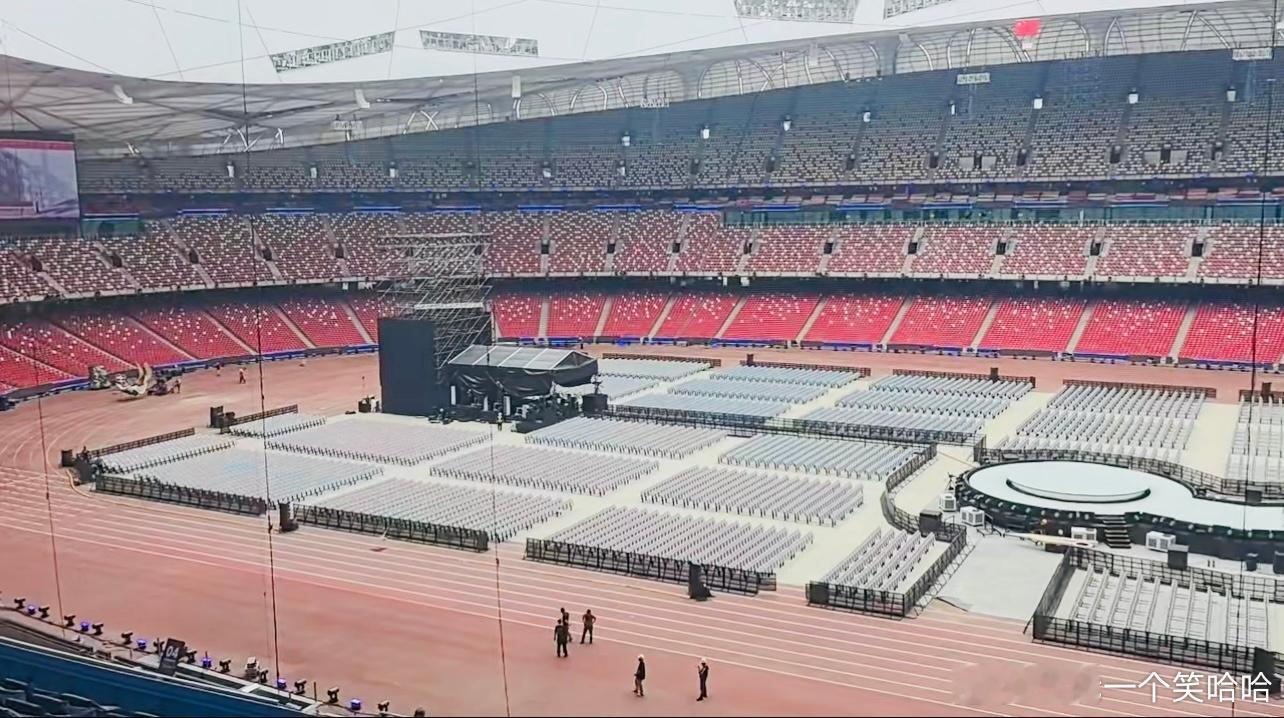 蔡依林蔡依林鸟巢演唱会内场座位都加到跑道了，也不垫高，到时候又迎来路人负面，YD